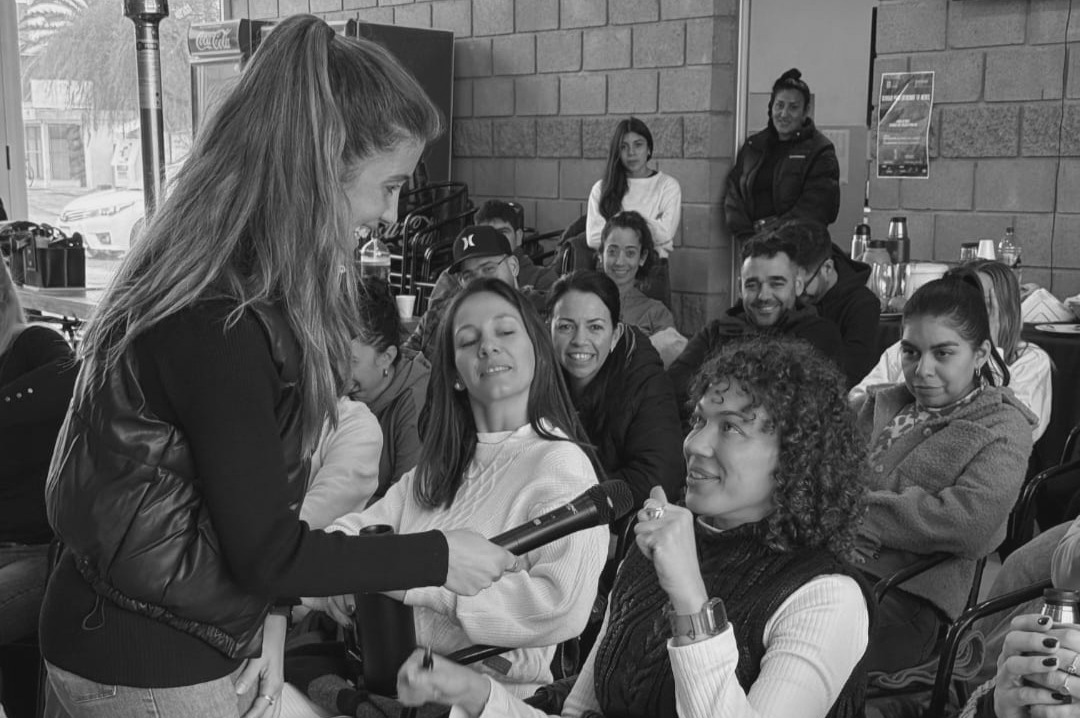Equipo trabajando junto a Carolina