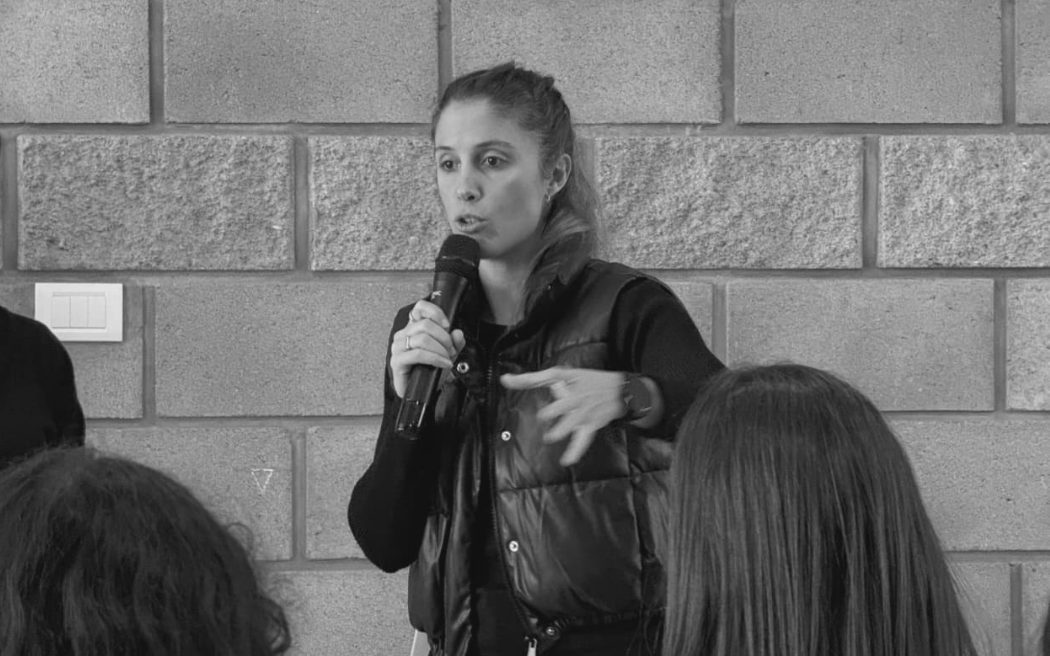 Carolina López Andreu hablando en público